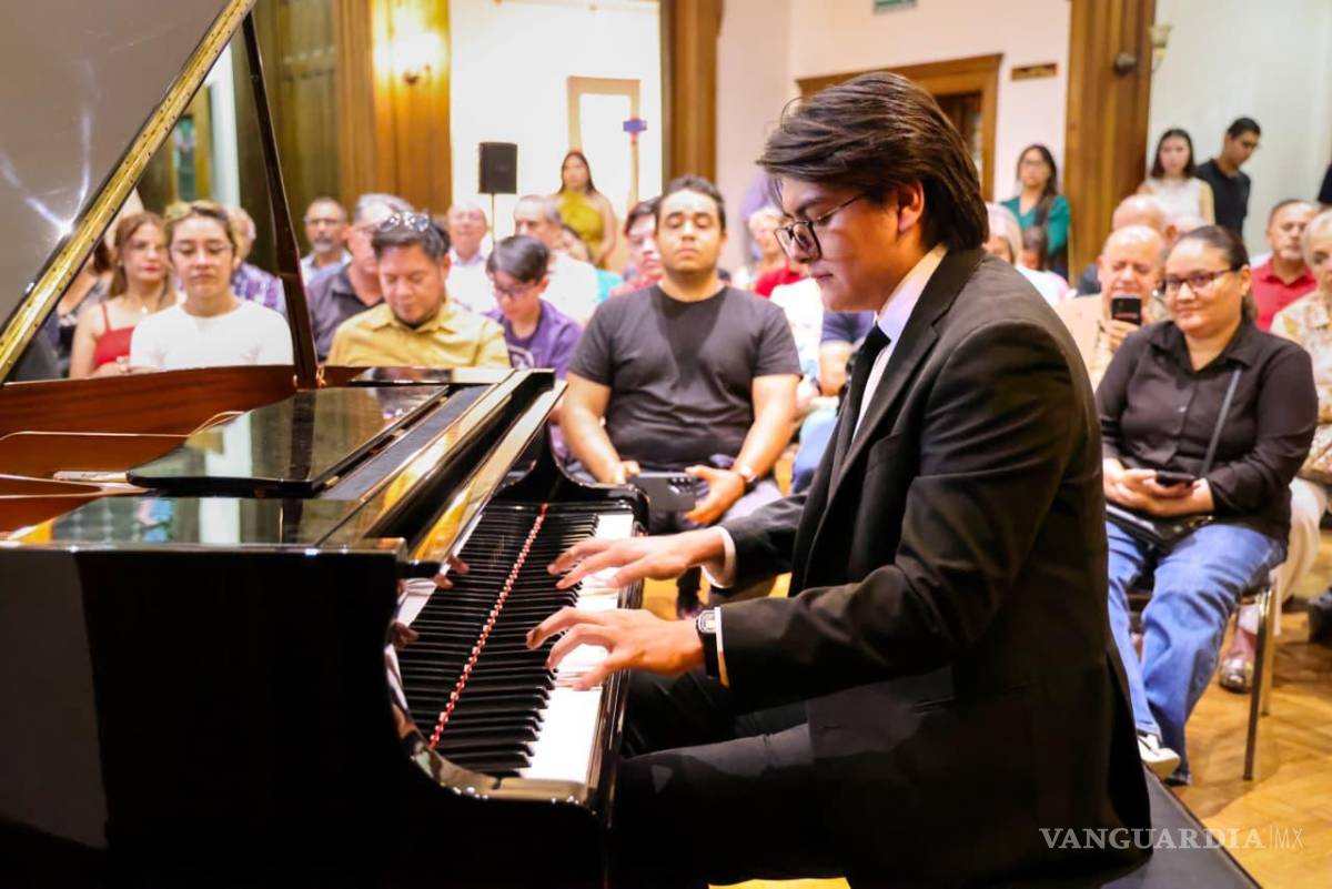 $!El pianista Gadiel Juárez Cossio presentó el recital “Eclipse: Chopin y Debussy” en Casa Purcell.
