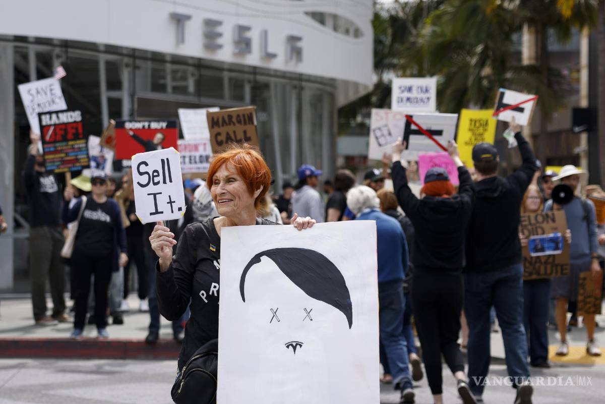 $!Manifestantes asisten a una protesta contra de Tesla frente a una sala de exposición de Tesla en Santa Mónica, California.