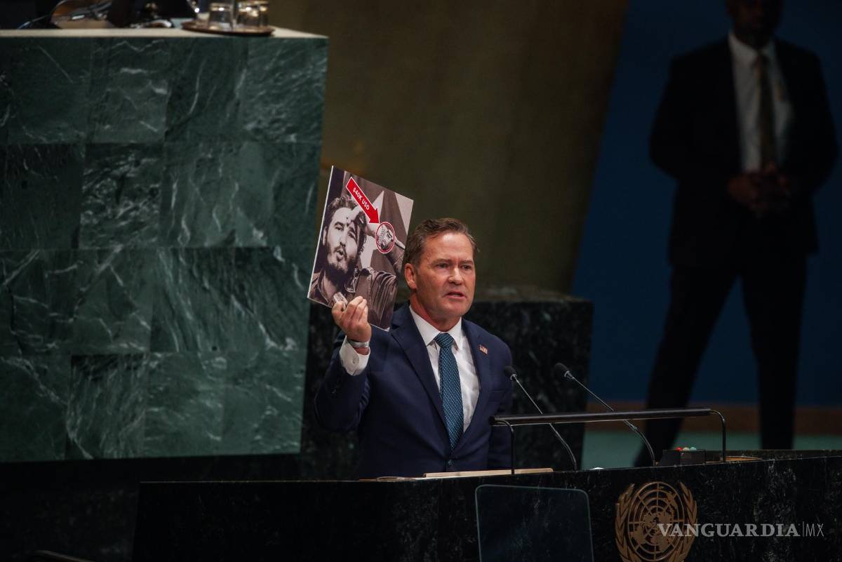 $!El representante de EU ante la ONU, Michael Waltz, muestra una fotografía que, según se afirma, presenta a Fidel Castro luciendo un reloj de lujo, mientras interviene durante el debate anual sobre el embargo económico estadounidense contra Cuba en la sede de la ONU, en Nueva York.