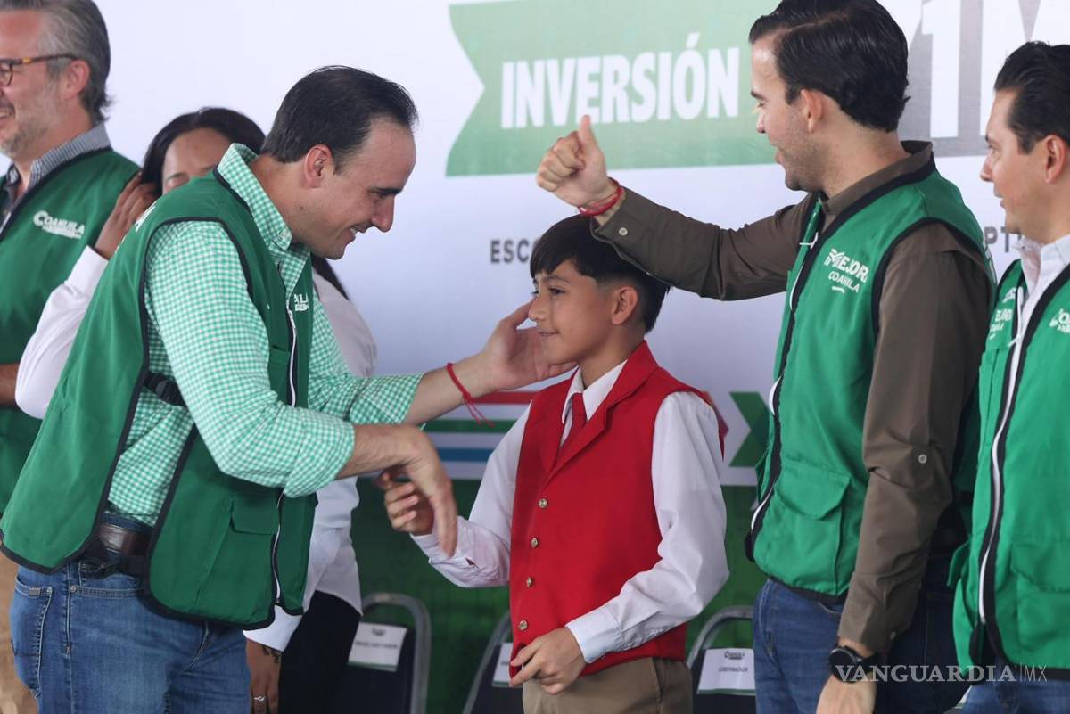 $!El gobernador Manolo Jiménez prometió apoyar en lo necesario la educación en Coahuila.