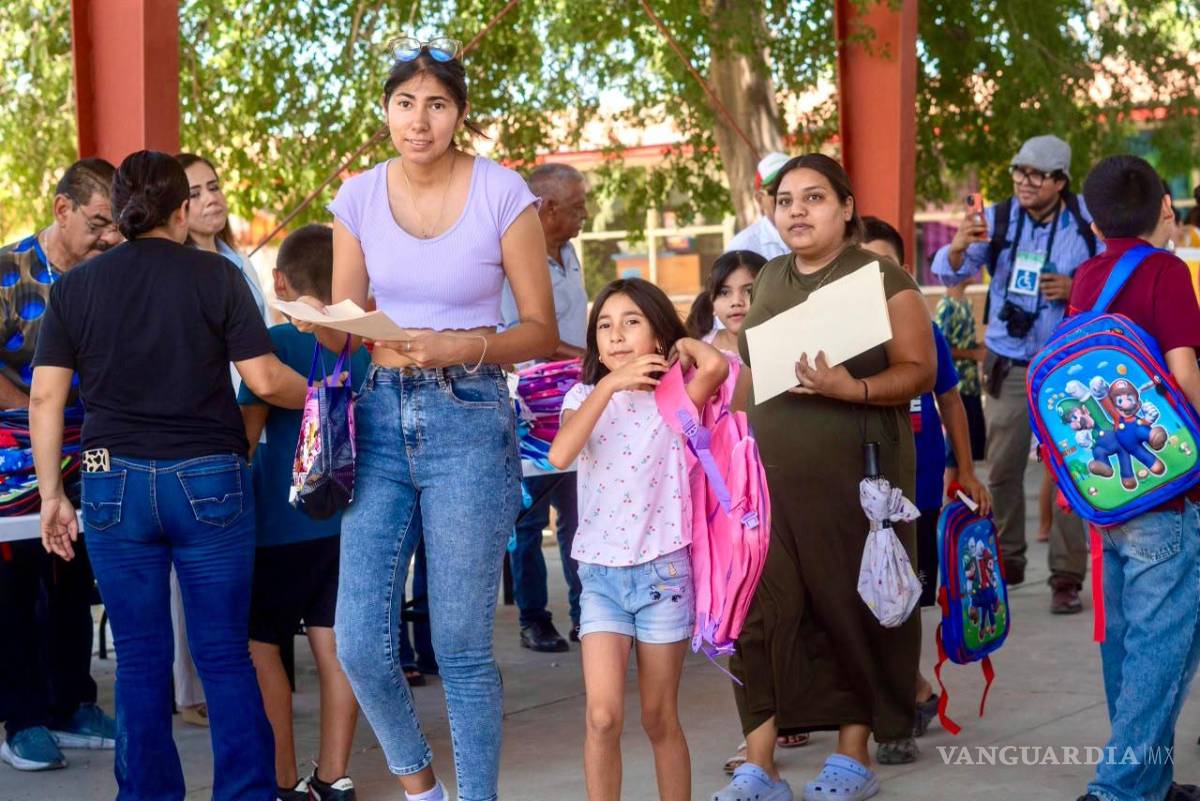 $!La entrega comenzó en las instalaciones de la Escuela Sabinas.