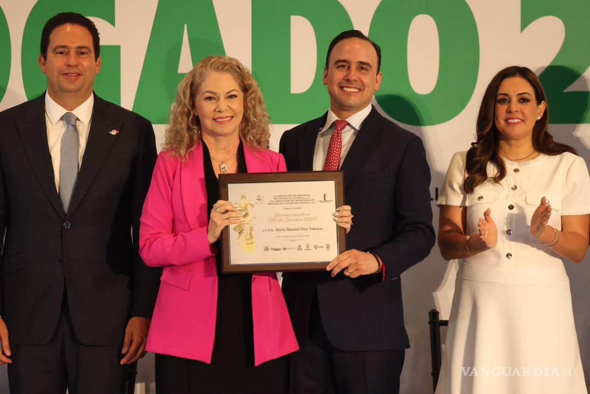 $!Sylivia Marisol Díaz Valencia recibió el reconocimiento de manos del gobernador Manolo Jiménez.