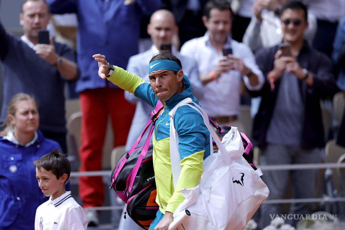 $!Rafael Nadal de España llega para jugar Jordan Thompson de Australia en su partido de primera ronda de hombres en Roland Garros en París, Francia.