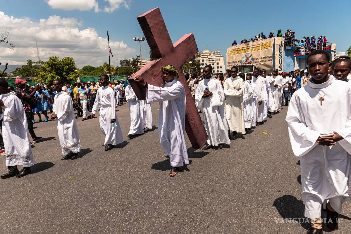 $!-FOTOGALERIA- AME7646. PUERTO PRÍNCIPE (HAITÍ), 15/04/2022.- Devotos católicos representan hoy la Pasión de Cristo, con motivo del Viernes Santo en Puerto Príncipe (Haití). EFE/ Johnson Sabin