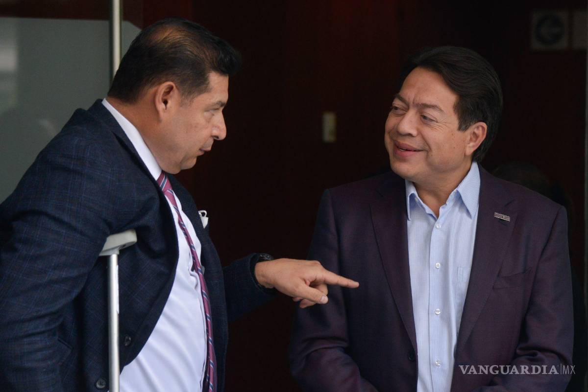 $!Alejandro Armenta, senador de Morena, platica con Mario Delgado, dirigente nacional de Morena.