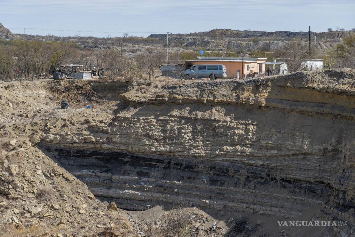 $!Tajo en la comunidad de Cloete. Para las comunidades de la región Carbonífera parece familiar convivir con tajos como si fueran los patios de sus casas.