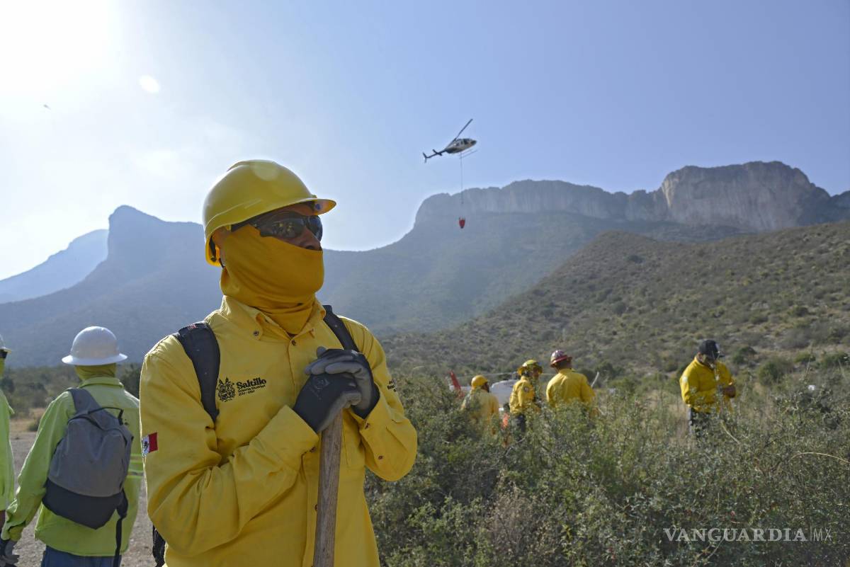 $!Decenas de brigadistas han combatido los incendios desde hace más de dos semanas.