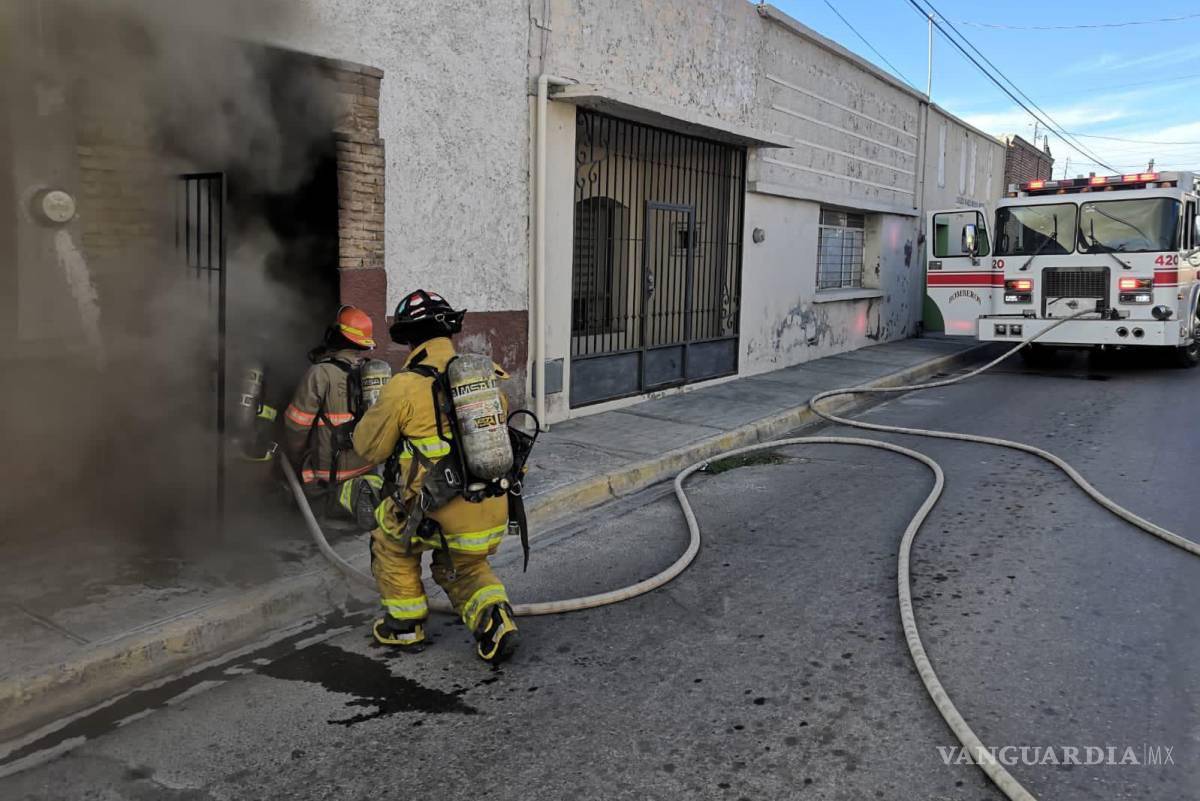 $!La Policía Municipal de Ramos Arizpe acudió al lugar para cerrar la circulación y permitir que el camión de bomberos pudiera estacionarse.