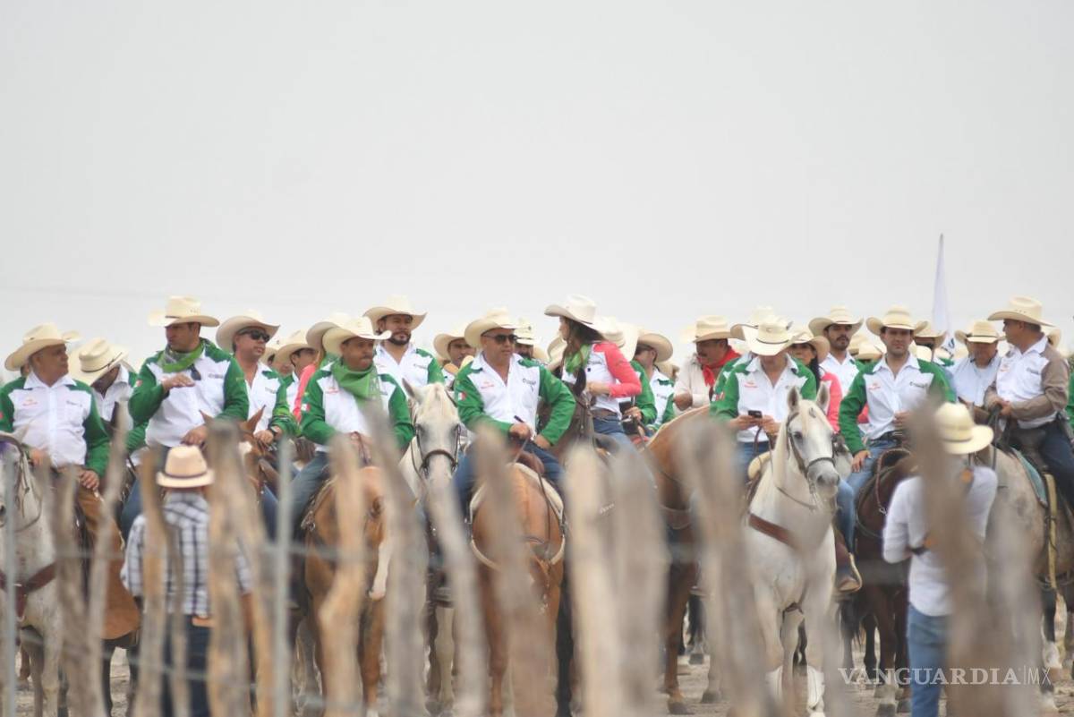 $!Jinetes avanzan por las calles de Sabinas en un ambiente de fiesta y convivencia.