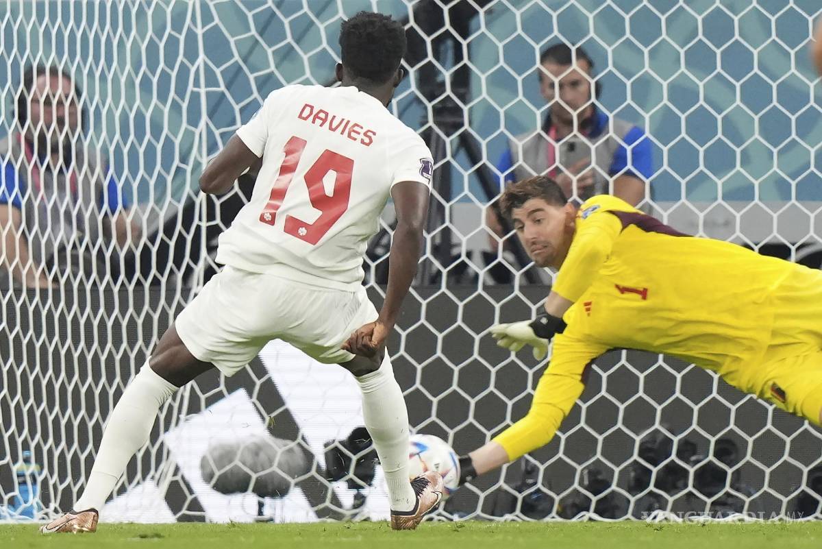 $!Thibaut Courtois detiene el tiro de Alphonso Davies.