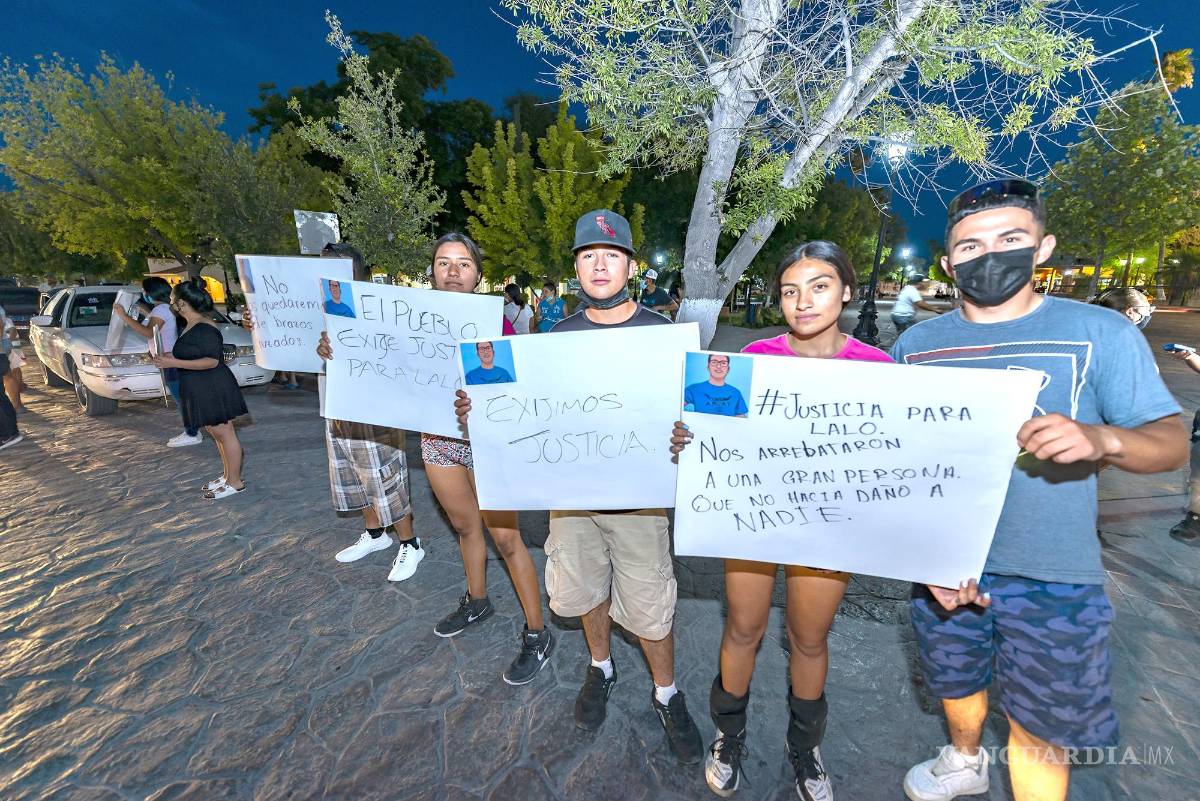 $!Amigos y familiares realizaron manifestaciones en la plaza principal de Cuatrociénegas para exigir justicia.