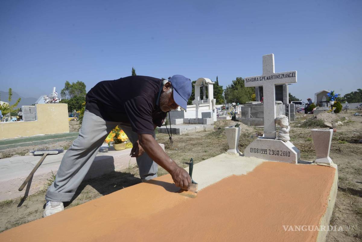 $!En el Día de Muertos, ellos no olvidan ni dejan solos a sus seres queridos [FOTOS]