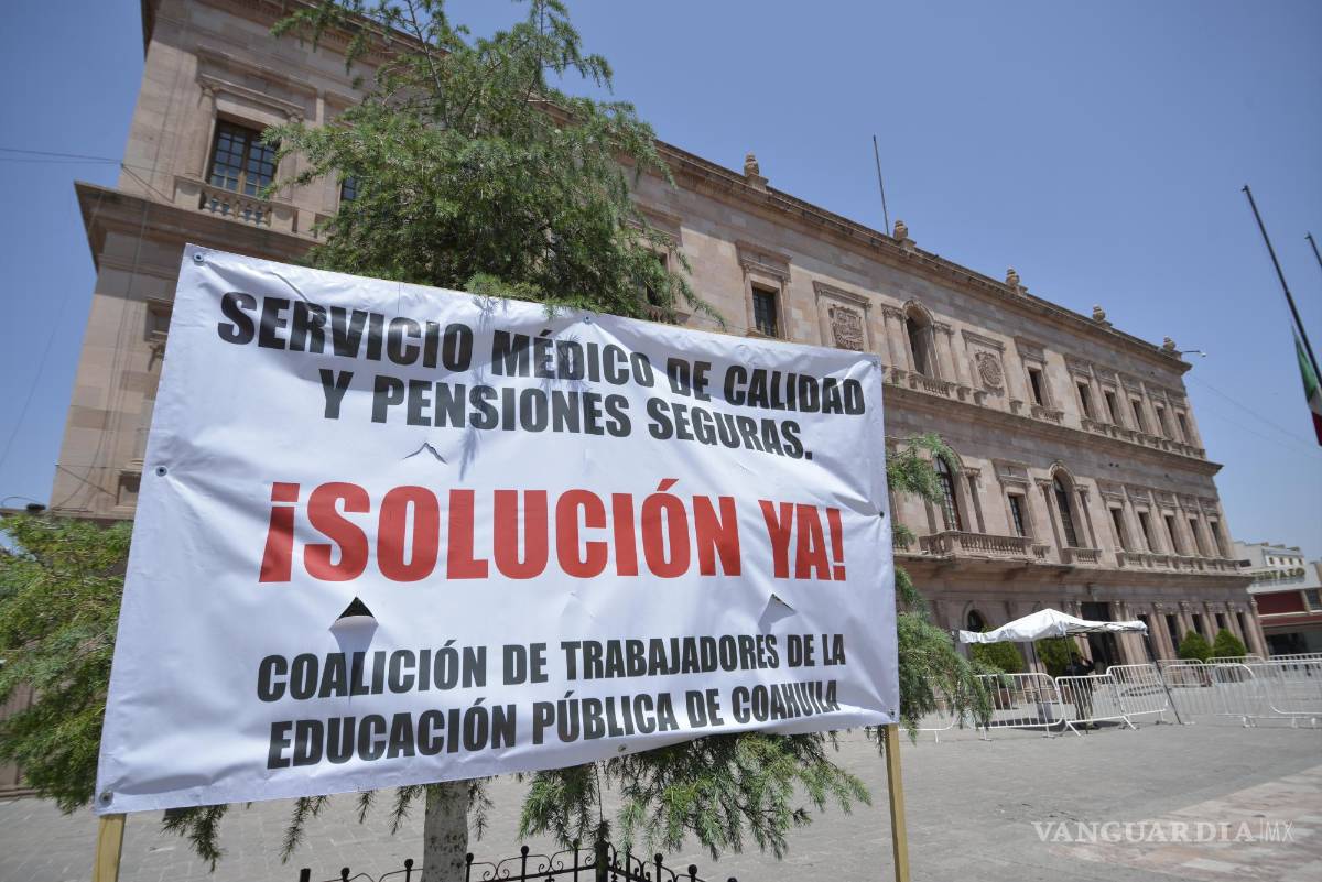 $!Plantón de maestros Jubilados y pensionados de la Sección 30 del SNTE frente al Palacio de Gobierno, donde recibieron a compañeros de la Región Centro del estado, que se suman a los reclamos por un mejor servicio médico, que forma parte de sus prestaciones y por las cuales realizaron aportaciones durante su vida labora.