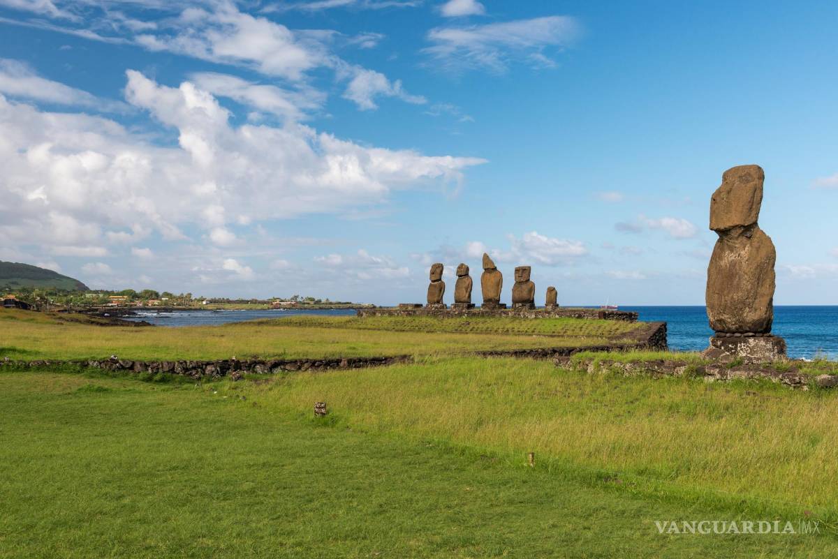 $!Fila de 'moais' en la Isla de Pascua.