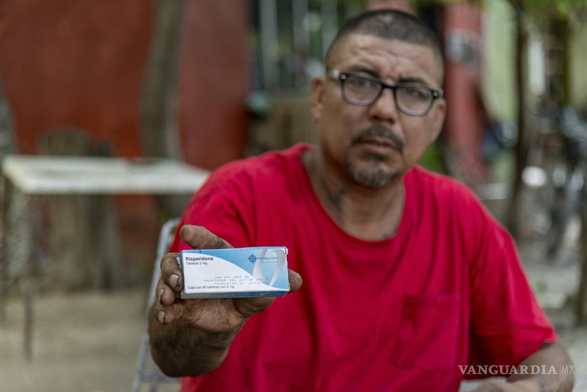 $!Héctor, uno de los mineros sobrevivientes, muestra una medicina que tiene que tomar desde que libró la muerte en El Pinabete