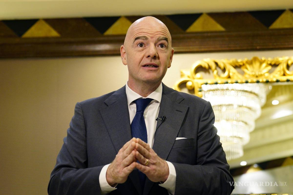 $!El presidente de la FIFA, Gianni Infantino, habla durante una entrevista con The Associated Press, en Doha, Qatar.