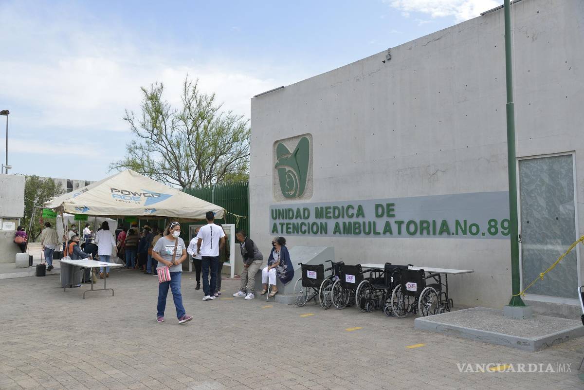 $!Saltillo, Coah. 02 de junio del 2021 Módulo de vacunación de segunda dosis a personas de más de 60 años en la UMF 89 del IMSS en el centro metropolitano