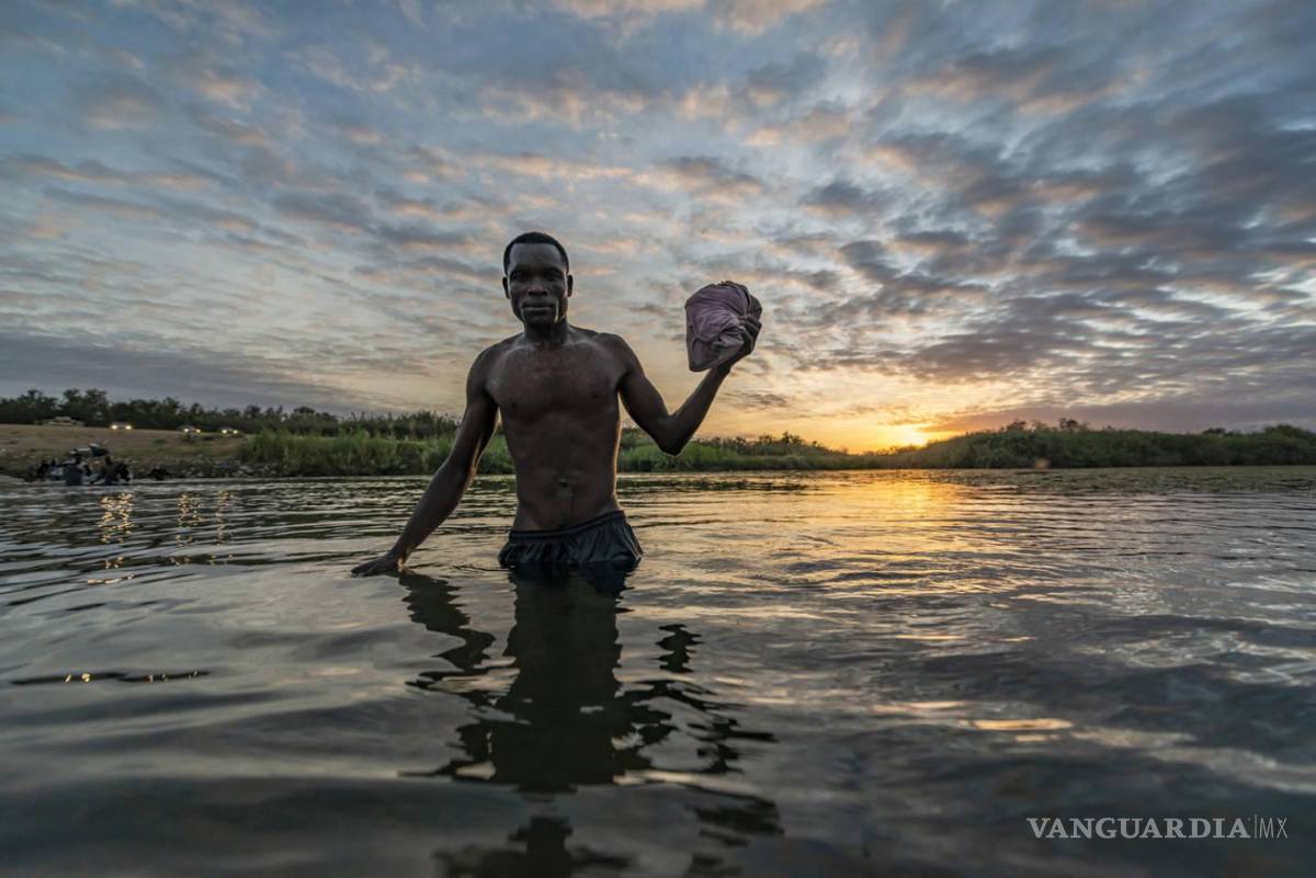 $!Entre algunos de los objetos que contiene la mochila de un inmigrante haitiano están: zapatos, galletas, ropa, ropa, ropa, ropa, perfume, crema y cepillo de dientes.