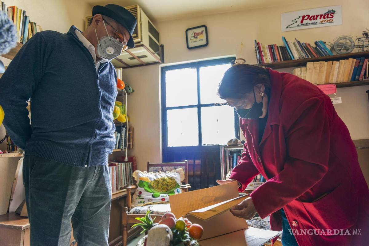 $!El investigador Salvador Hurtado en compañía de Elvia Morales, cronista de Parras.