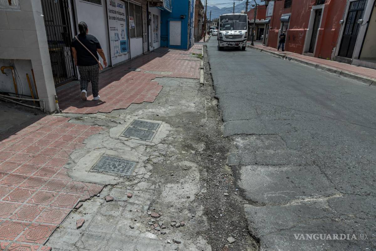 $!Baches, grietas y pavimento destruido es lo que se observa en las calles y banquetas del Centro Histórico de Saltillo.