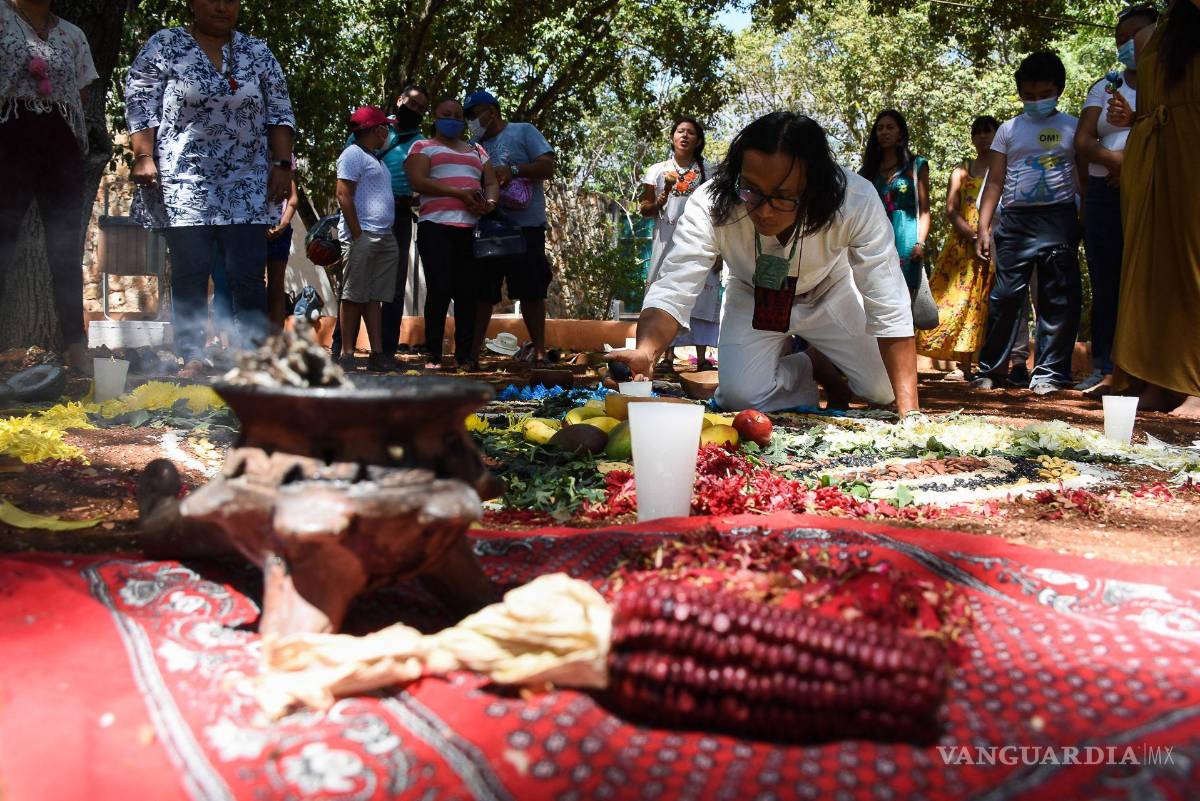 $!Ritual Maya con motivo del Día de la Madre Tierra en el parque Ximbal de Campeche, Campeche.