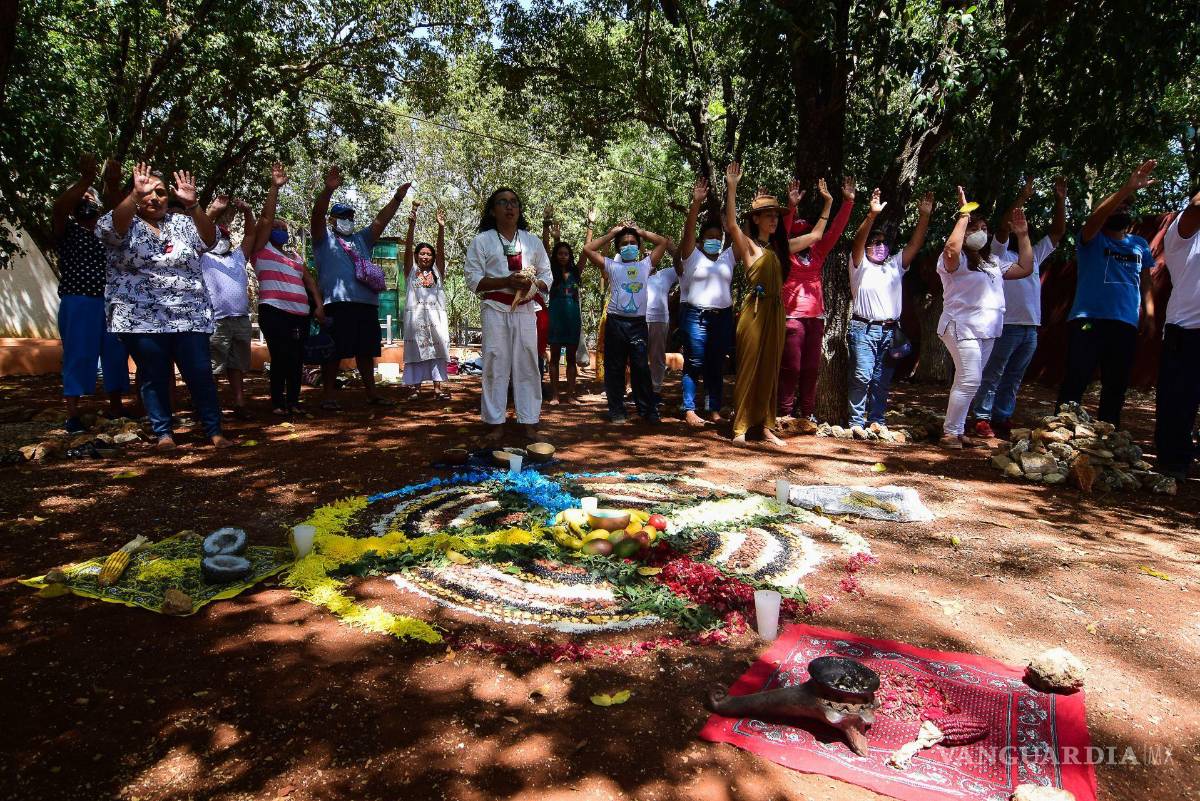 $!Ritual Maya con motivo del Día de la Madre Tierra en el parque Ximbal de Campeche, Campeche.