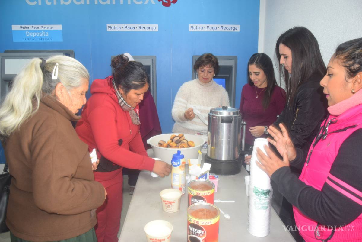 $!DIF reparte alimentos calientes y cobijas en Monclova
