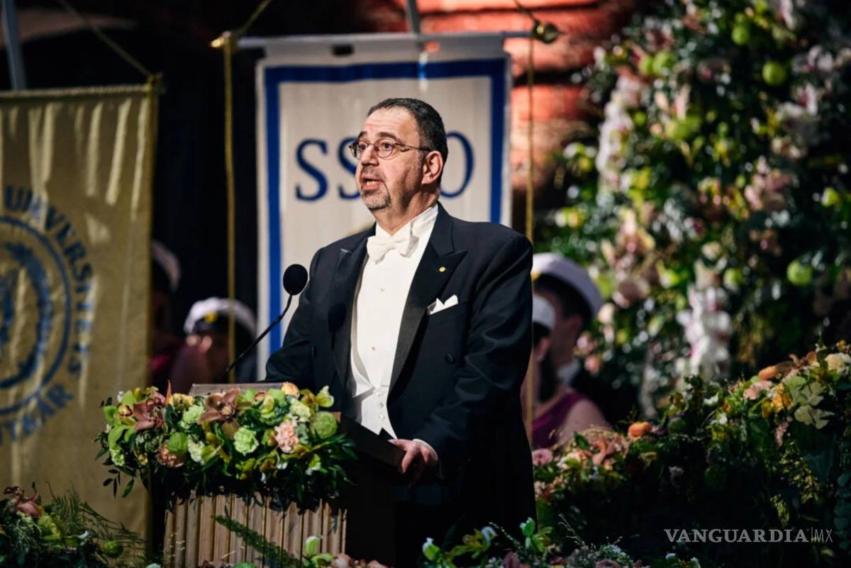 $!En la imagen, el economista ganador del Premio Nobel Daron Acemoglu, durante su discurso tras ser laureado.