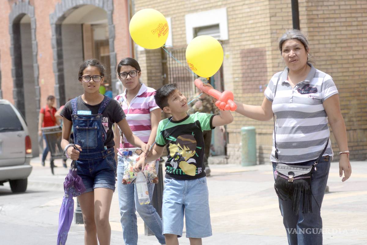 $!Pasan niños de Saltillo hasta 3 horas frente al celular