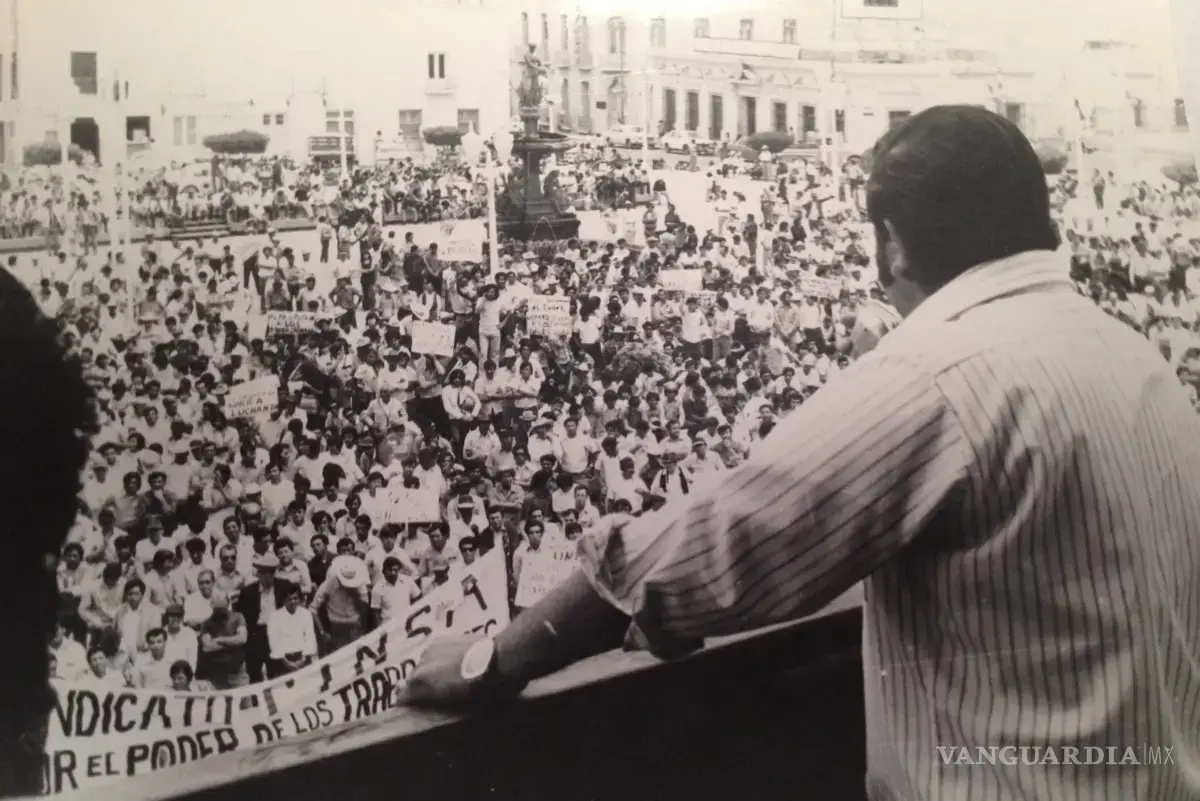 $!Vista desde el templete hacia la Plaza de Armas durante la huelga de los trabajadores de CINSA-CIFUNSA el 3 de abril de 1974. Más de seis mil obreros paralizaron labores para exigir salarios dignos, igualdad para las trabajadoras y respeto sindical. La protesta marcó un hito en la historia del sindicalismo en México, al poner a Saltillo en el mapa de la lucha obrera nacional.