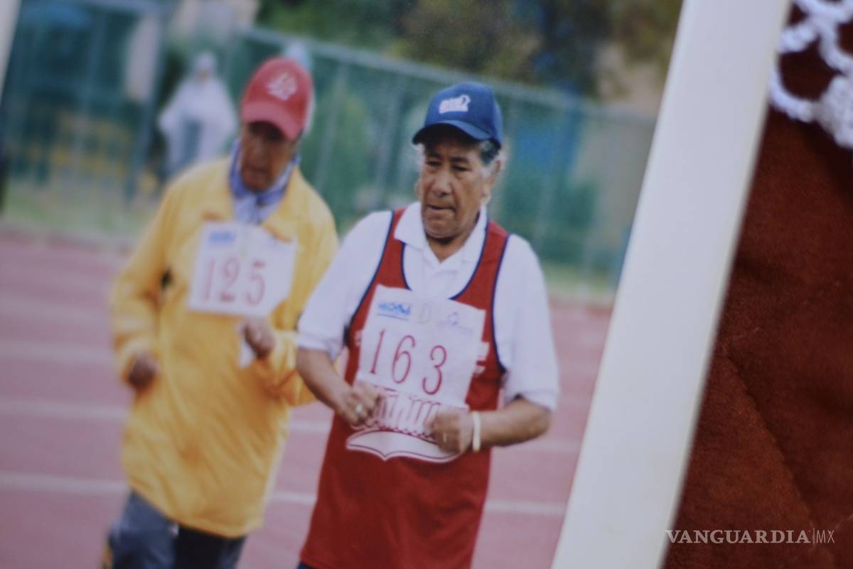 $!La mujer de 90 años que tiene 200 medallas y sigue corriendo, de Coahuila para el mundo