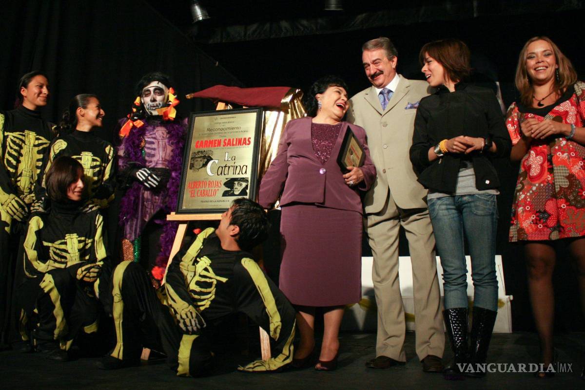 $!17 de octubre de 2008. Carmen Salinas apadrino a Alberto El Caballo Rojas, durante el estreno de la obra Los monólogos de la Catrina. Cuartoscuro/Ricardo Castelan