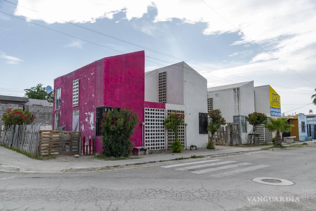 $!A su paso el tornado dejó ruinas y después de abandonar la zona habitacional, el tornado comenzó a debilitarse hasta disiparse completamente.