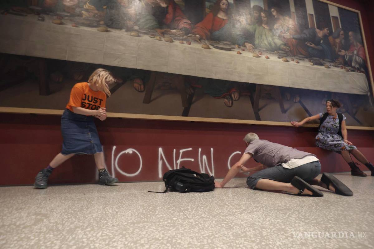 $!Activistas del grupo “Just Stop Oil” se preparan para pegar sus manos al marco de una copia de “La última cena” de Leonardo da Vinci.