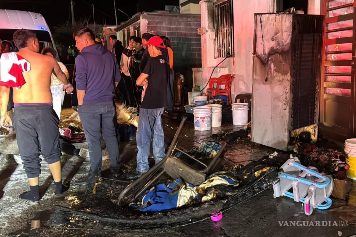 $!Vecinos de la colonia Lomas del Bosque rescatan a joven de 18 años en llamas dentro de su casa.