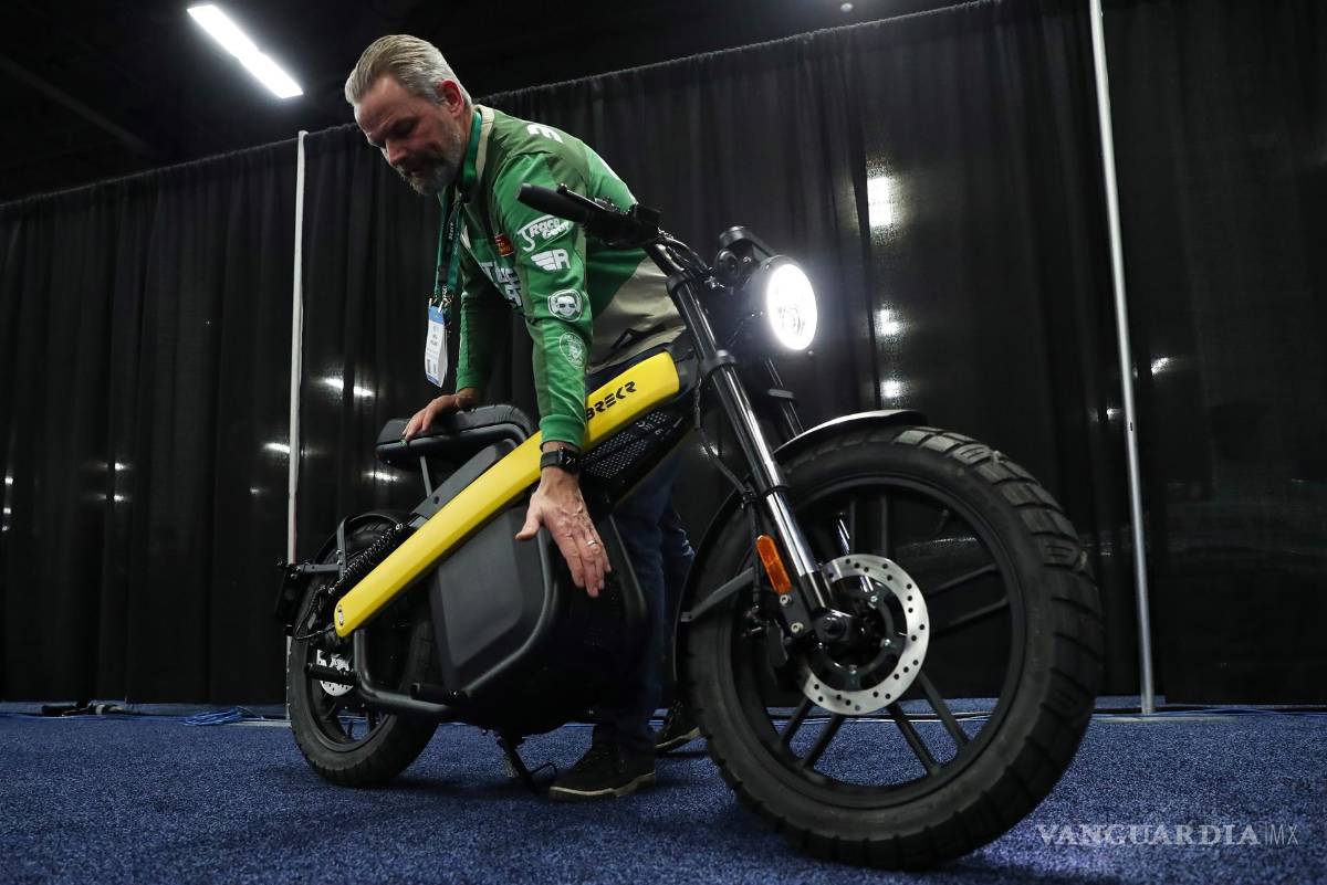 $!Niels Willems muestra el ciclomotor eléctrico Brekr/Smart Commute BV. EFE/EPA/Caroline Brehman