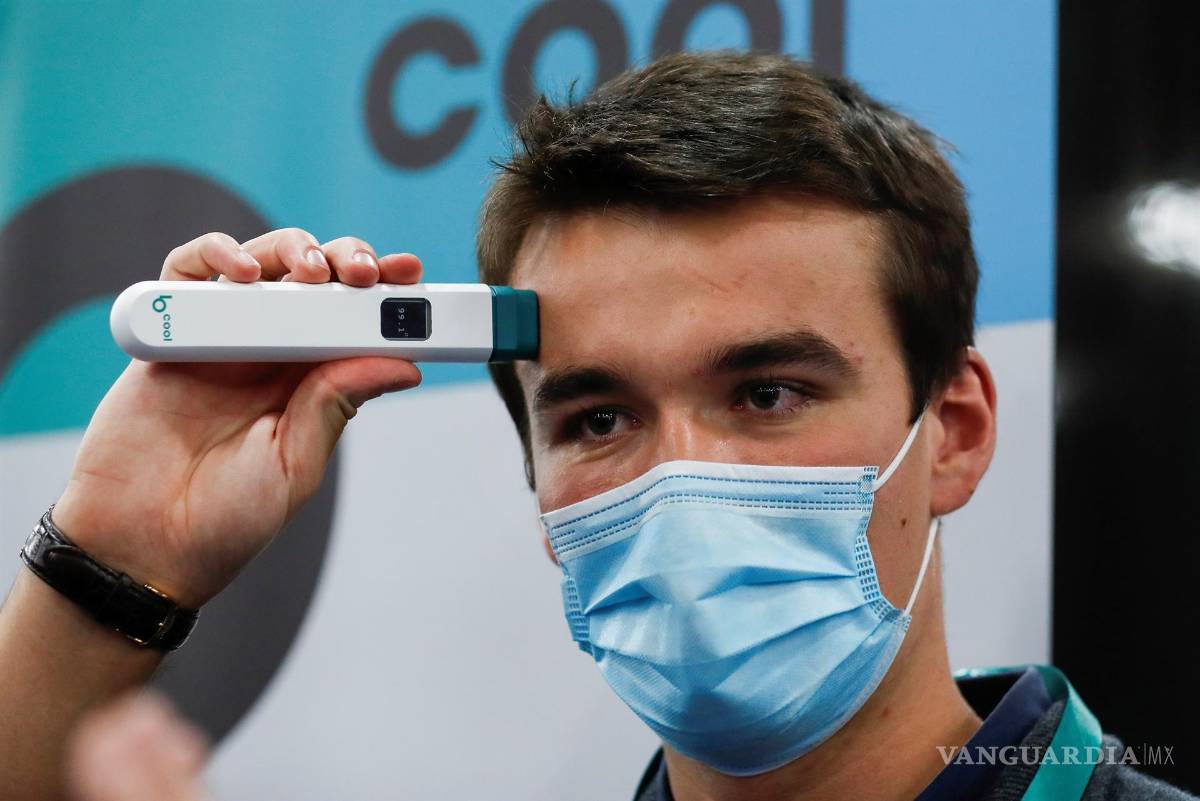 $!Gregoire Bussiere utiliza Barracuda Daily Healthtech Cool, un termómetro sin batería. EFE/EPA/Caroline Brehman