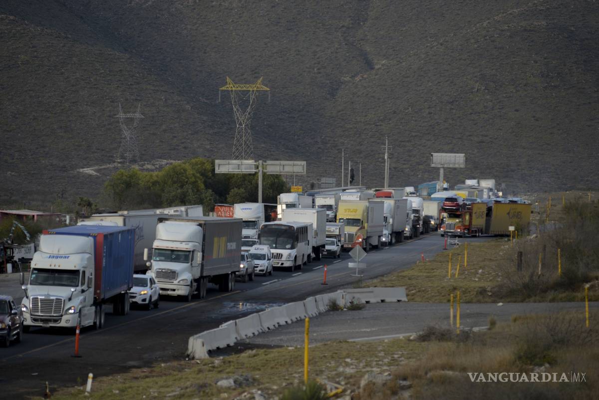 $!Denuncian que por obras de reparación en la carretera Saltillo-Monterrey, tiempo de traslado que debería ser de una hora se alarga hasta 4
