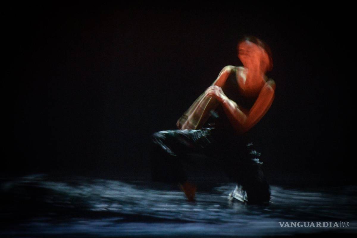 $!Laboratory Dance Project presentaron Ceniza en el Teatro Principal como parte de las actividades de teatro del 50 Festival Internacional Cervantino.