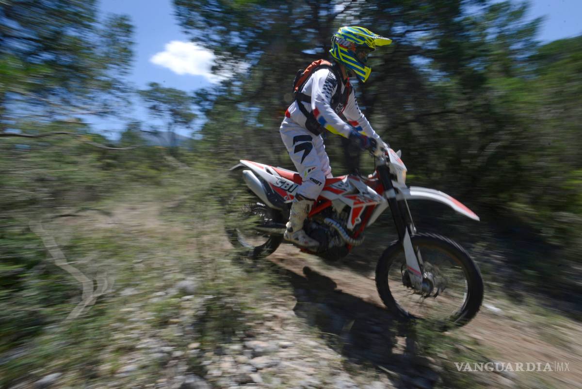 $!Enduristas dominan la pista
