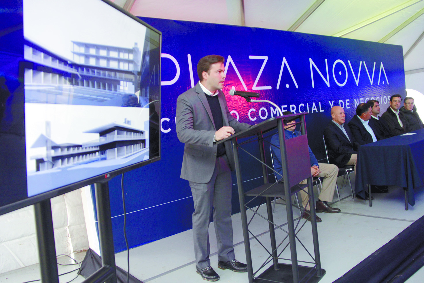 $!‘Banderazo’ a obras de futura Plaza Novva