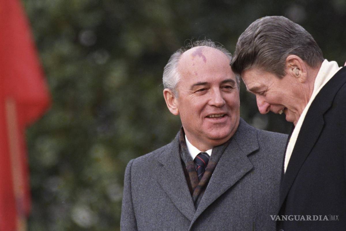 $!El presidente de Estados Unidos Ronald Reagan y el mandatario soviético Mijaíl Gorbachov en la Casa Blanca el martes 8 de diciembre de 1987, en Washington.