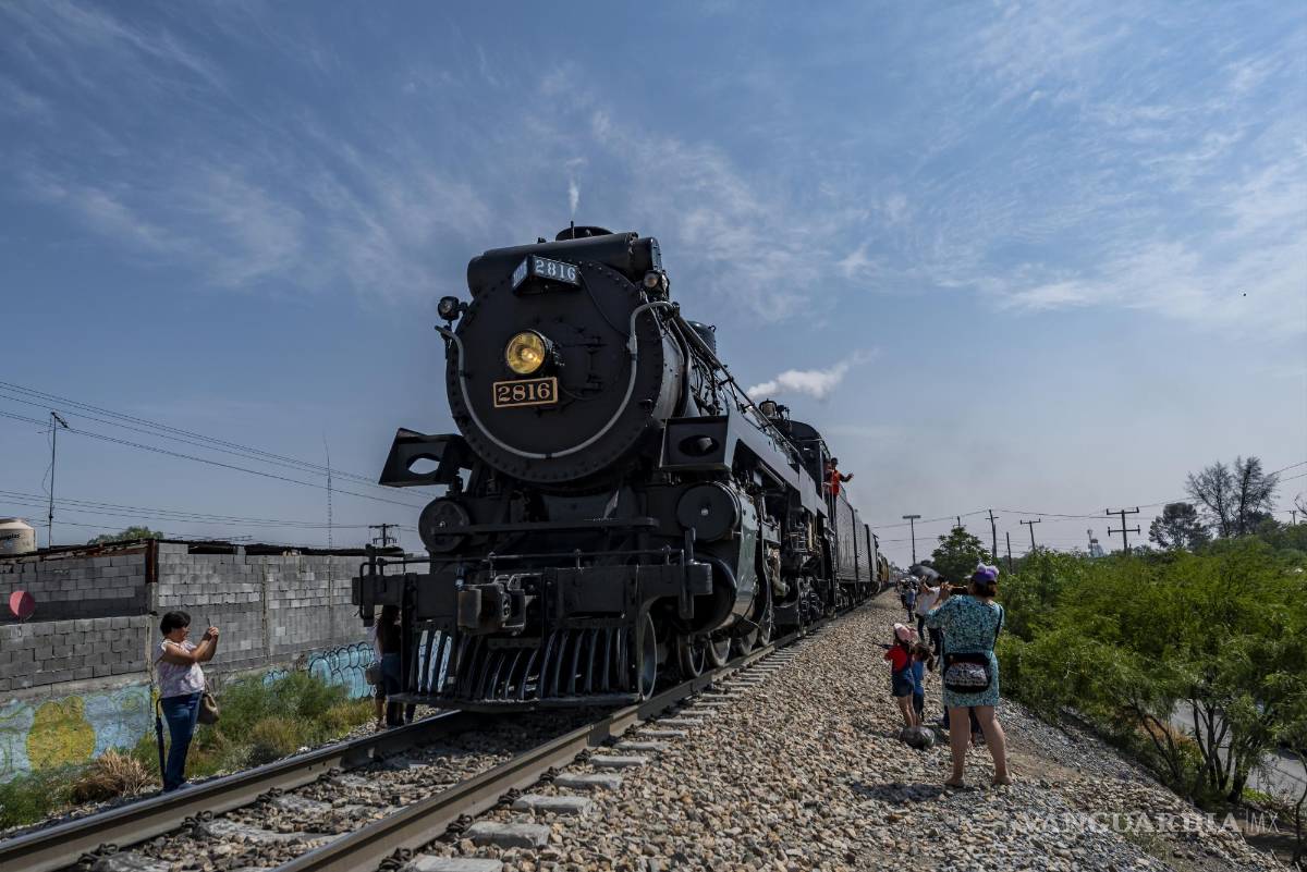 $!Todo un espectáculo el paso de la locomotora.