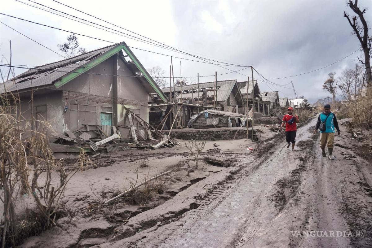 $!Los aldeanos caminan sobre un área afectada por la erupción del monte Semeru en Lumajang, Java Oriental, Indonesia. EFE/EPA/AMMAR