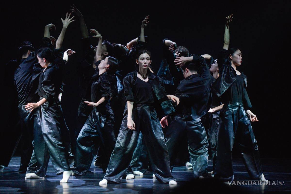 $!Laboratory Dance Project presentaron “Ceniza” en el Teatro Principal como parte de las actividades de teatro del 50 Festival Internacional Cervantino.