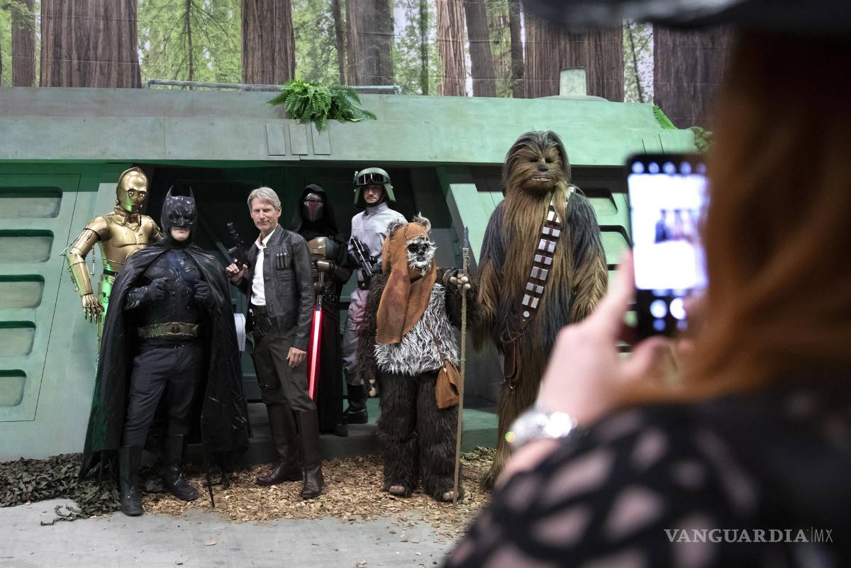 $!Un Batman Cosplayer posa entre los personajes de ‘Star Wars’ en la convención ‘Fantasy Basel - The Swiss Comic Con 2021’ en Basilea, Suiza. EFE/EPA/Peter Klaunzer