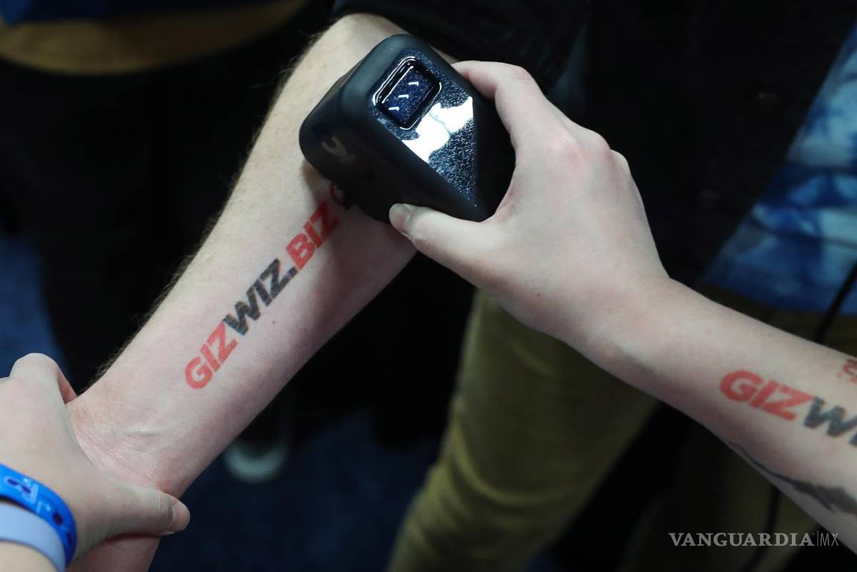 $!El dispositivo de tatuaje temporal digital de Prinker Korea Inc. se utiliza en el International Consumer Electronics Show. EFE/EPA/Caroline Brehman