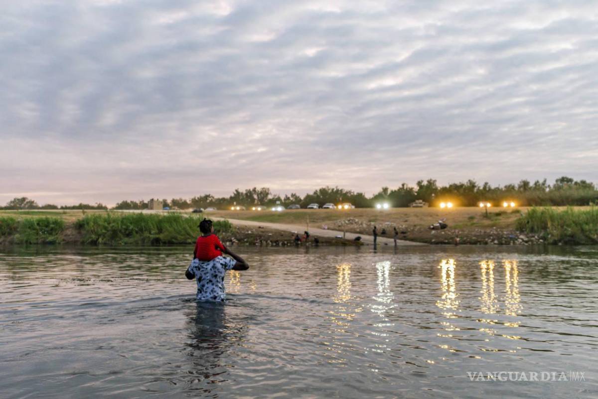 $!Con especial cuidado, haitianos que llevaban a niños cargando, cruzaron con mayor cautela; los niños por su parte, observan la escena con naturalidad.