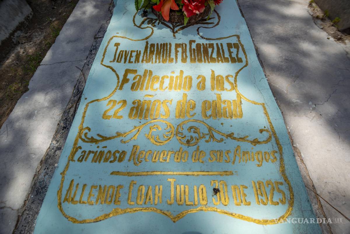 $!La tumba de Arnulfo González es visitada por seguidores de la leyenda que se hizo corrido.