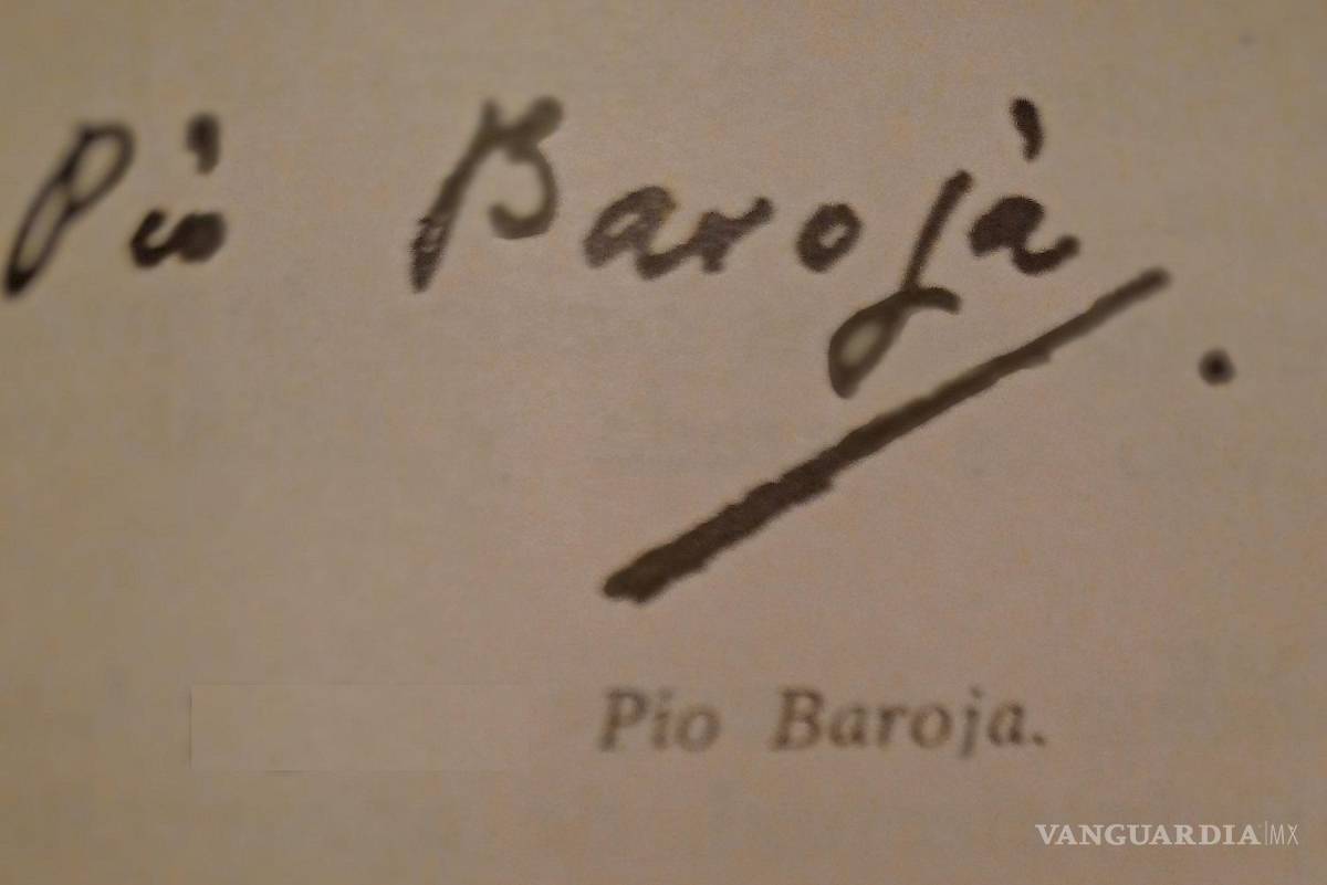 $!La firma del escritor Pio Baroja, perteneciente a la generación de escritores del 98, del pasado siglo, muestra claramente un carácter tímido y con tendencia al aislamiento, por el tamaño pequeño de su letra; pero independiente y optimista, rasgos que están reflejados por la separación en la mayor parte de sus letras, aunque bien alineadas, y el trazo final ascendente que enmarca la rúbrica. EFE/Isabel Martínez Pita